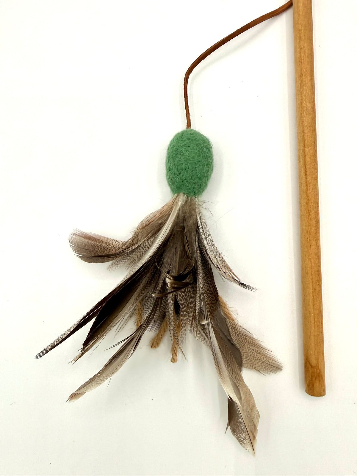 A closer look at this felt & feather teaser toy for cats & kittens. 