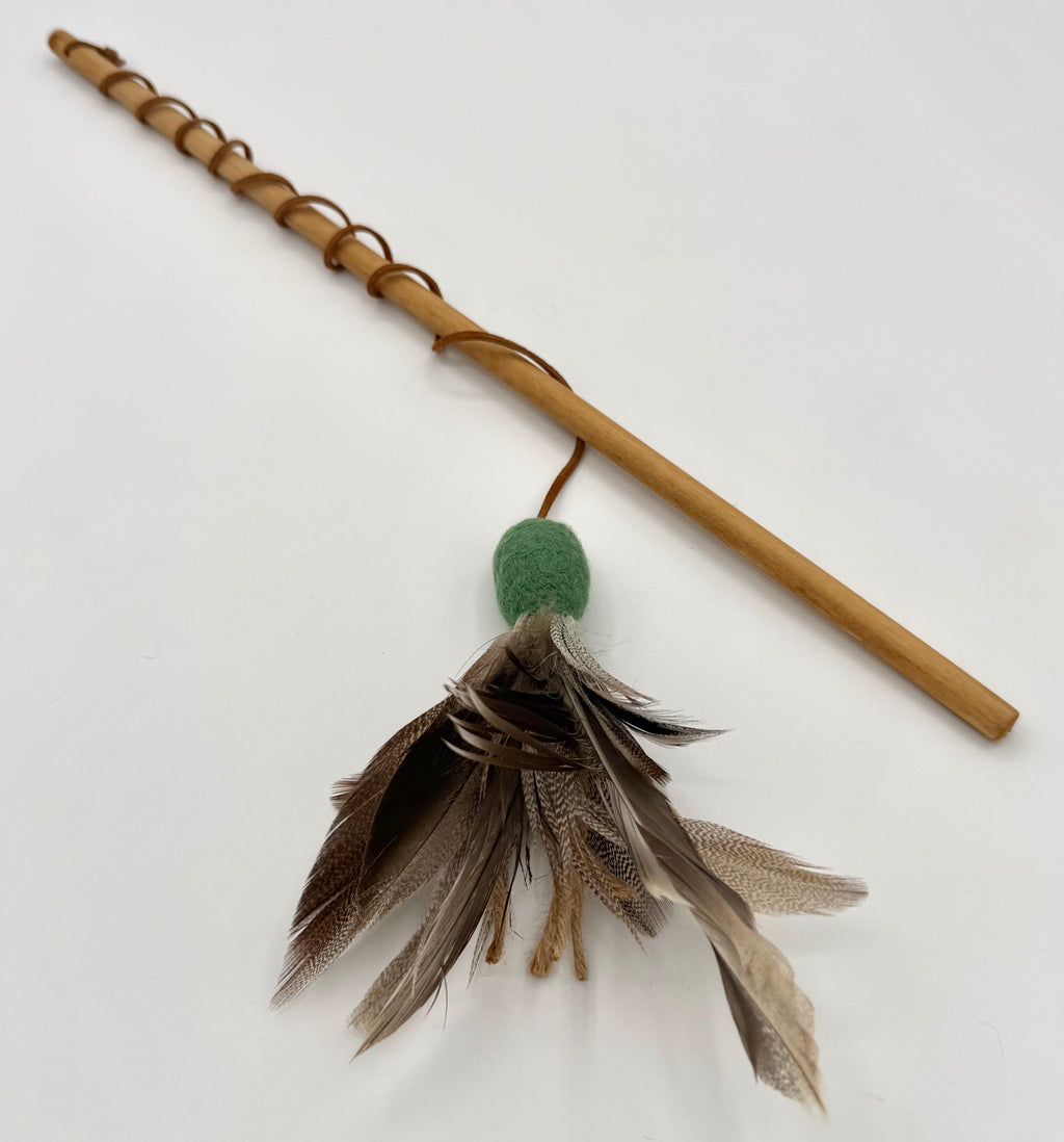 Teaser wand toy is made with 100% wool, feathers and twine. Natural fibers that are good for the planet and fun for your feline. 