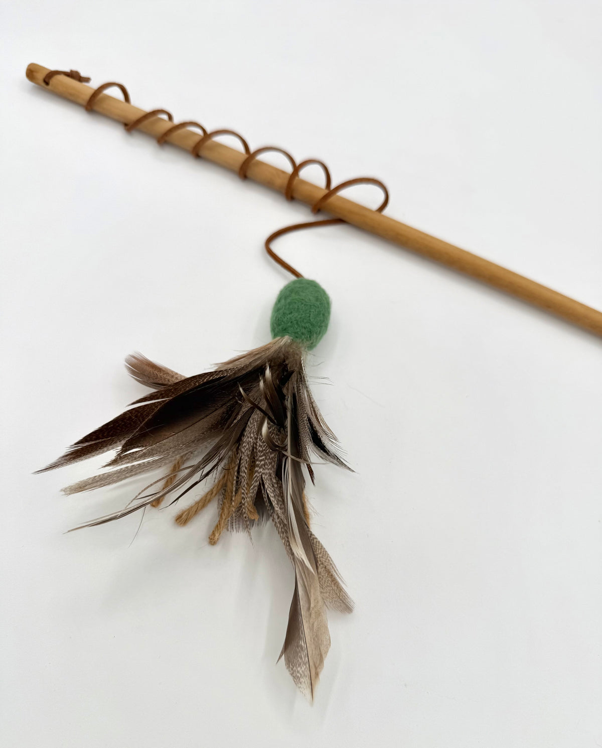Eco-Friendly wand teaser for cats & kittens. 
Biodigradable toy. 